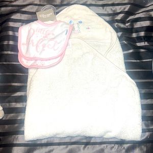 2 BABY BIBS & MORE